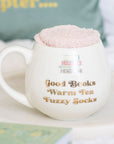 Taza de cerámica y calcetines