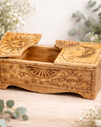 Caja Deslizante Tallada – Diseño de Sol y Luna