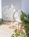 Luna de Cuarzo Cristal con Rostro y Soporte – Claridad, Energía y Sanación