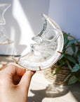 Luna de Cuarzo Cristal con Rostro y Soporte – Claridad, Energía y Sanación