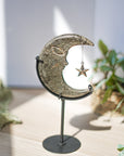 Luna de Pirita en Soporte – Abundancia, Fuerza y Autoconfianza