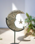 Luna de Pirita en Soporte – Abundancia, Fuerza y Autoconfianza