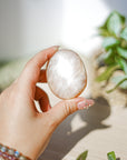 Palmstone de Adularia – Intuición, Armonía y Energía Lunar