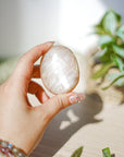 Palmstone de Adularia – Intuición, Armonía y Energía Lunar