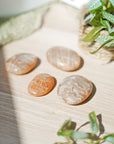 Palmstone de Adularia – Intuición, Armonía y Energía Lunar
