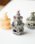 Calabaza con Sombrero de Bruja – Mineral Aleatorio – Magia, Protección y Abundancia
