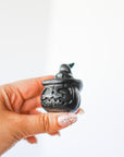 Calabaza con Sombrero de Bruja en Obsidiana – Protección, Magia y Transformación