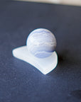 Luna de Selenita con Soporte para Esfera – Luz, Claridad y Protección