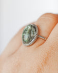 Anillo Corazón de Serafinita en Plata – Sanación, Conexión y Energía Angelical