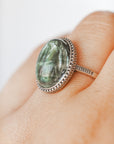 Anillo Corazón de Serafinita en Plata – Sanación, Conexión y Energía Angelical