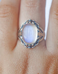 Anillo Corazón de Piedra Luna en Plata – Intuición, Equilibrio y Energía Femenina