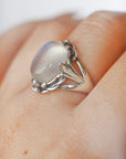 Anillo Corazón de Piedra Luna en Plata – Intuición, Equilibrio y Energía Femenina