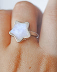 Anillo Estrella de Piedra Luna en Plata – Intuición, Protección y Energía Lunar