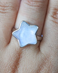 Anillo Estrella de Piedra Luna en Plata – Intuición, Protección y Energía Lunar