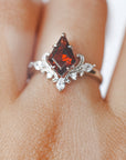 Anillo de Granate en Plata – Pasión, Energía y Confianza