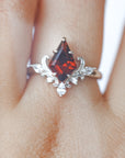 Anillo de Granate en Plata – Pasión, Energía y Confianza