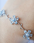 Brazalete de Plata en Forma de Flor con Aguamarina, Amatista o Peridoto – Belleza, Energía y Armonía