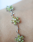Brazalete de Plata en Forma de Flor con Aguamarina, Amatista o Peridoto – Belleza, Energía y Armonía