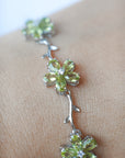Brazalete de Plata en Forma de Flor con Aguamarina, Amatista o Peridoto – Belleza, Energía y Armonía