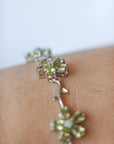 Brazalete de Plata en Forma de Flor con Aguamarina, Amatista o Peridoto – Belleza, Energía y Armonía