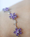 Brazalete de Plata en Forma de Flor con Aguamarina, Amatista o Peridoto – Belleza, Energía y Armonía