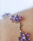 Brazalete de Plata en Forma de Flor con Aguamarina, Amatista o Peridoto – Belleza, Energía y Armonía