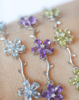Brazalete de Plata en Forma de Flor con Aguamarina, Amatista o Peridoto – Belleza, Energía y Armonía