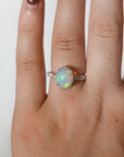 Anillo de Ópalo en Plata – Intuición, Creatividad y Energía Mágica