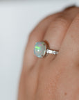 Anillo de Ópalo en Plata – Intuición, Creatividad y Energía Mágica
