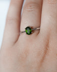 Anillo de Diópsido en Plata – Conexión con la Naturaleza, Sabiduría y Equilibrio