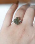 Anillo de Moldavita en Bruto – Transformación, Conexión Cósmica y Evolución