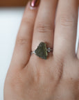 Anillo de Moldavita en Bruto – Transformación, Conexión Cósmica y Evolución