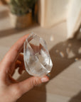 Punta Facetada de Cuarzo con Fantasma – Evolución, Sabiduría y Energía Ancestral