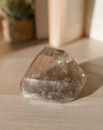 Cuarzo Ahumado con Rutilo y Turmalina – Protección, Claridad y Transformación