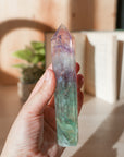Punta de Fluorita Arcoíris – Armonía, Protección y Claridad Mental
