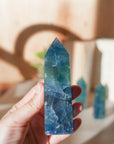 Punta de Fluorita Azulada – Calma, Comunicación y Claridad Espiritual