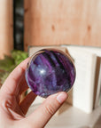 Esfera de Fluorita Morada Arcoíris – Intuición, Armonía y Luz Interior