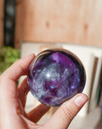 Esfera de Fluorita Morada Arcoíris – Intuición, Armonía y Luz Interior