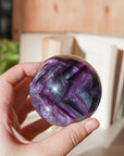 Esfera de Fluorita Morada Arcoíris – Intuición, Armonía y Luz Interior