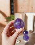 Esfera de Fluorita Morada – Calma, Intuición y Claridad Espiritual