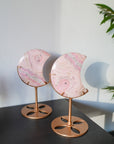 Luna de Rodonita con Stand – Amor Propio, Sanación y Equilibrio del Corazón