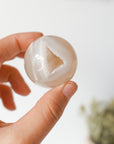 Esfera de Ágata con Drusa – Equilibrio, Protección y Belleza Natural