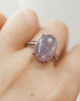 Anillo de Lepidolita en Plata – Calma, Equilibrio y Liberación Emocional