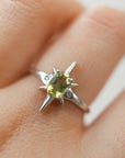 Anillo Estrella de Peridoto en Plata – Vitalidad, Prosperidad y Energía Solar