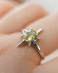 Anillo Estrella de Peridoto en Plata – Vitalidad, Prosperidad y Energía Solar