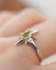 Anillo Estrella de Peridoto en Plata – Vitalidad, Prosperidad y Energía Solar