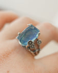 Anillo de Aguamarina con Flores en Plata – Calma, Claridad y Energía del Agua