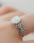 Anillo de Ópalo con Flores en Plata – Inspiración, Dulzura y Magia de la Naturaleza