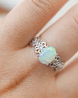 Anillo de Ópalo con Flores en Plata – Inspiración, Dulzura y Magia de la Naturaleza