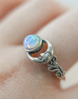 Anillo de Ópalo con Luna en Plata – Intuición, Creatividad y Magia Interior